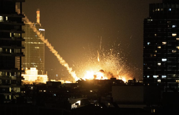 一艘隶属法国达飞海运集团的船只通过霍尔木兹海峡